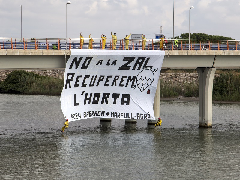 Un grup d’activistes visibilitza el rebuig ciutadà contra la ZAL amb una pancarta gegant