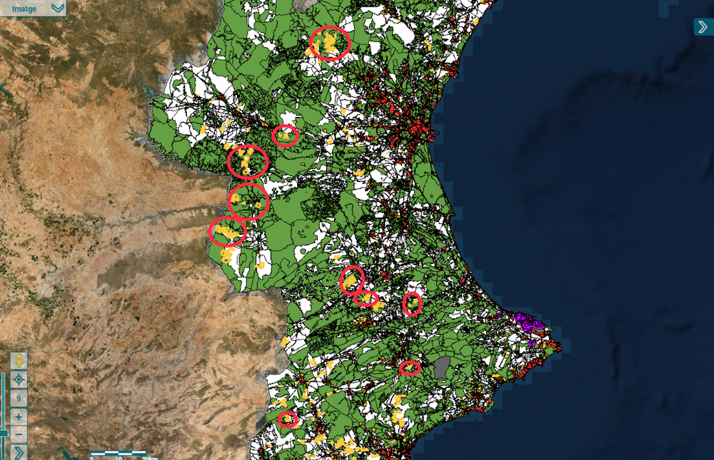 En verd el sòl no urbanitzable d'especial protecció. En groc, els projectes de parcs. Font: Institut Cartogràfic Valencià (ICV).